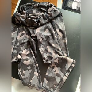 ATHLETA SIZE MEDIUM CAMO 
YOGA PANT